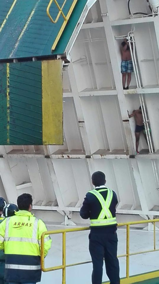 بالصور.. الحرس المدني الاسباني يحبط محاولة هجرة شابين وسط تجاويف باخرة تربط مليلية بموتريل بالصور.. الحرس المدني الاسباني يحبط محاولة هجرة شابين وسط تجاويف باخرة تربط مليلية بموتريل