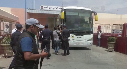 حراكيو الريف القابعين بـ"عكاشة" ينددون بنقص المواد الغذائية وسوء المعاملة داخل السجن حراكيو الريف القابعين بـ"عكاشة" ينددون بنقص المواد الغذائية وسوء المعاملة داخل السجن