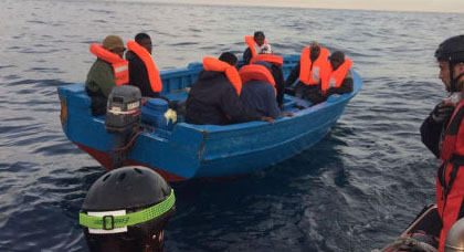 هكذا إنتهت مغامرة 6"حراكة مغاربة" في يد الشرطة الاسبانية بعد جنوح قاربهم الخشبي هكذا إنتهت مغامرة 6"حراكة مغاربة" في يد الشرطة الاسبانية بعد جنوح قاربهم الخشبي