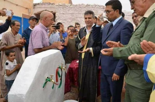 صورة.. تدشين عامل لسقاية ماء بأحد الدواوير القروية تجر عليه موجة من السخط والسخرية صورة.. تدشين عامل لسقاية ماء بأحد الدواوير القروية تجر عليه موجة من السخط والسخرية