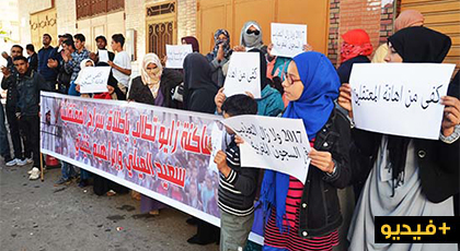 ساكنة حي أولاد أعمامو تنقل إحتجاجاتها الى السجن المحلي بالناظور بعد إدانة العيلي بسنة سجنا نافذة ساكنة حي أولاد أعمامو تنقل إحتجاجاتها الى السجن المحلي بالناظور بعد إدانة العيلي بسنة سجنا نافذة