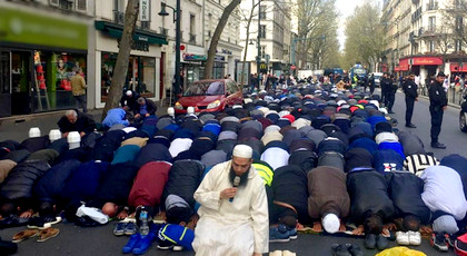 فرنسا تتجه إلى منع المسلمين من الصلاة في الشوارع والأماكن العمومية فرنسا تتجه إلى منع المسلمين من الصلاة في الشوارع والأماكن العمومية