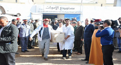 إجراء مراسيم دفن شهيدات "الطحين" بالصويرة في جو مهيب إجراء مراسيم دفن شهيدات "الطحين" بالصويرة في جو مهيب