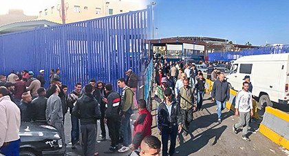 استمرار إغلاق معبر مليلية وسط تذمر المغاربة من القرارات المتذبذبة للسلطات الإسبانية