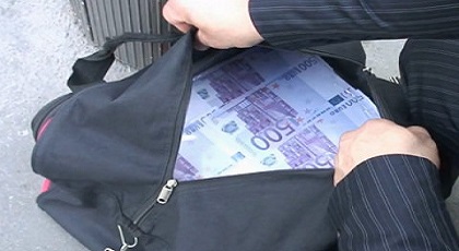 مثير.. تلاميذ يعثرون على حقيبة بها 3 ملايين سنتيم وهذا ما فعلوه بها مثير.. تلاميذ يعثرون على حقيبة بها 3 ملايين سنتيم وهذا ما فعلوه بها