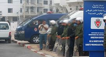 مثير.. دفاع معتقلي الريف يطالب بالتحقيق مع ضابط بالحسيمة مثير.. دفاع معتقلي الريف يطالب بالتحقيق مع ضابط بالحسيمة