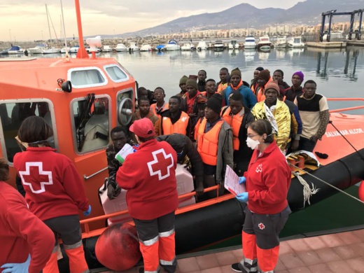 بالفيديو.. وصول قارب مطاطي على متنه 44 مهاجرا سريا الى مليلية بالفيديو.. وصول قارب مطاطي على متنه 44 مهاجرا سريا الى مليلية