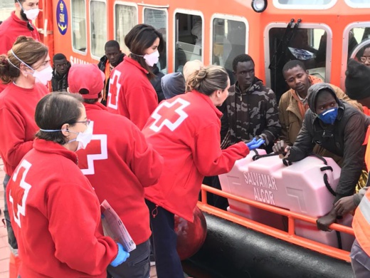 بالفيديو.. وصول قارب مطاطي على متنه 44 مهاجرا سريا الى مليلية بالفيديو.. وصول قارب مطاطي على متنه 44 مهاجرا سريا الى مليلية