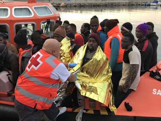 بالفيديو.. وصول قارب مطاطي على متنه 44 مهاجرا سريا الى مليلية بالفيديو.. وصول قارب مطاطي على متنه 44 مهاجرا سريا الى مليلية