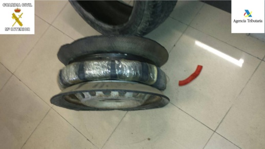 بالصور.. شاهد كيف حاول مغربي تهريب كمية مهمة من الحشيش إنطلاقا من ميناء مليلية المحتلة بالصور.. شاهد كيف حاول مغربي تهريب كمية مهمة من الحشيش إنطلاقا من ميناء مليلية المحتلة