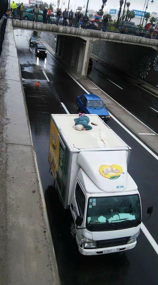 بالصور.. سيدة تنتحر بطريقة هوليودية تلقي نفسها من أعلى قنطرة وتسقط على شاحنة كبيرة بالصور.. سيدة تنتحر بطريقة هوليودية تلقي نفسها من أعلى قنطرة وتسقط على شاحنة كبيرة