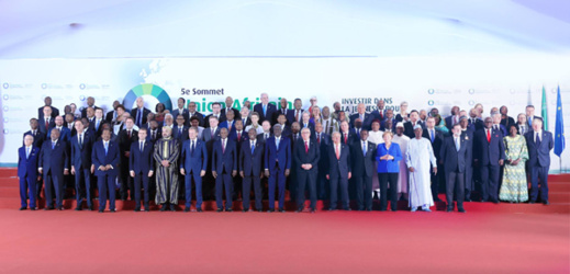 سابقة تاريخية.. الملك محمد السادس في صورة جماعية مع زعيم البوليزاريو سابقة تاريخية.. الملك محمد السادس في صورة جماعية مع زعيم البوليزاريو