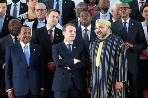 سابقة تاريخية.. الملك محمد السادس في صورة جماعية مع زعيم البوليزاريو سابقة تاريخية.. الملك محمد السادس في صورة جماعية مع زعيم البوليزاريو