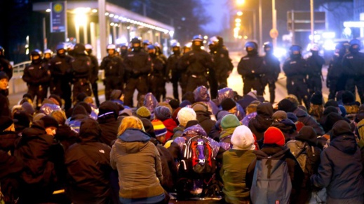 بالفيديو.. مواجهات بين الشرطة الألمانية ومهاجرين محتجين أمام مقر حزب مناهض للهجرة