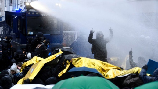 بالفيديو.. مواجهات بين الشرطة الألمانية ومهاجرين محتجين أمام مقر حزب مناهض للهجرة بالفيديو.. مواجهات بين الشرطة الألمانية ومهاجرين محتجين أمام مقر حزب مناهض للهجرة