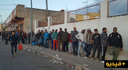 هكذا يتم تنظيم طوابير ممتهني التهريب المعيشي بعد الحقاهم بمعبر فرخانة هكذا يتم تنظيم طوابير ممتهني التهريب المعيشي بعد الحقاهم بمعبر فرخانة