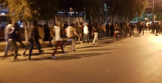 بالفيديو.. مواجهات بين مهاجرين من دول جنوب الصحراء وقوات الأمن لهذا السبب بالفيديو.. مواجهات بين مهاجرين من دول جنوب الصحراء وقوات الأمن لهذا السبب