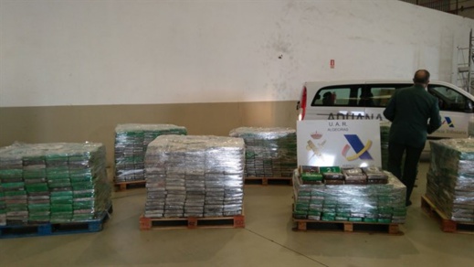 بالفيديو.. حجز حوالي 6 أطنان من الكوكايين مخبأة داخل صناديق موز في ميناء الجزيرة الخضراء بالفيديو.. حجز حوالي 6 أطنان من الكوكايين مخبأة داخل صناديق موز في ميناء الجزيرة الخضراء