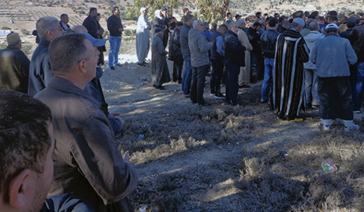 ساكنة بني سيدال تودع في جنازة مهيبة التلميذ الذي سقط من فوق إحدى البنايات بسلوان ساكنة بني سيدال تودع في جنازة مهيبة التلميذ الذي سقط من فوق إحدى البنايات بسلوان