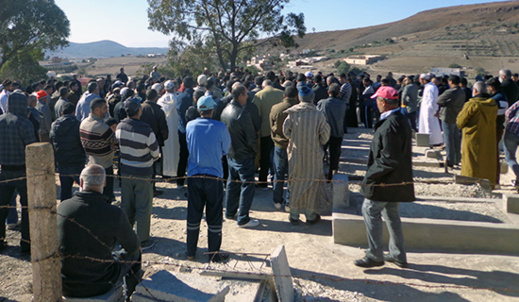 ساكنة بني سيدال تودع في جنازة مهيبة التلميذ الذي سقط من فوق إحدى البنايات بسلوان ساكنة بني سيدال تودع في جنازة مهيبة التلميذ الذي سقط من فوق إحدى البنايات بسلوان