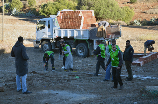 جمعية بالناظور تتدخل لانقاذ مقبرة "امعزوزن" من العبث الذي تتعرض له وتطلق مشروعا لبناء جدار اسمنتي جمعية بالناظور تتدخل لانقاذ مقبرة "امعزوزن" من العبث الذي تتعرض له وتطلق مشروعا لبناء جدار اسمنتي