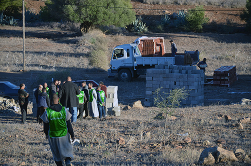 جمعية بالناظور تتدخل لانقاذ مقبرة "امعزوزن" من العبث الذي تتعرض له وتطلق مشروعا لبناء جدار اسمنتي جمعية بالناظور تتدخل لانقاذ مقبرة "امعزوزن" من العبث الذي تتعرض له وتطلق مشروعا لبناء جدار اسمنتي