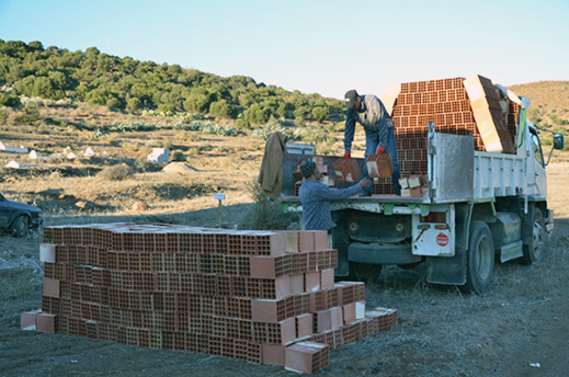 جمعية بالناظور تتدخل لانقاذ مقبرة "امعزوزن" من العبث الذي تتعرض له وتطلق مشروعا لبناء جدار اسمنتي جمعية بالناظور تتدخل لانقاذ مقبرة "امعزوزن" من العبث الذي تتعرض له وتطلق مشروعا لبناء جدار اسمنتي