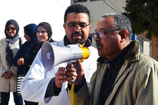 نقابيون يحتجون أمام مندوبية وزارة الصحة وهذه هي مطالبهم نقابيون يحتجون أمام مندوبية وزارة الصحة وهذه هي مطالبهم