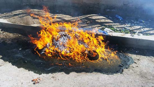 مجهولون يحرقون حاويات الأزبال بالناظور ومواطنون ينددون مجهولون يحرقون حاويات الأزبال بالناظور ومواطنون ينددون