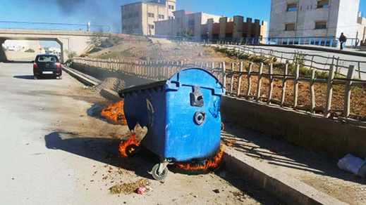 مجهولون يحرقون حاويات الأزبال بالناظور ومواطنون ينددون مجهولون يحرقون حاويات الأزبال بالناظور ومواطنون ينددون