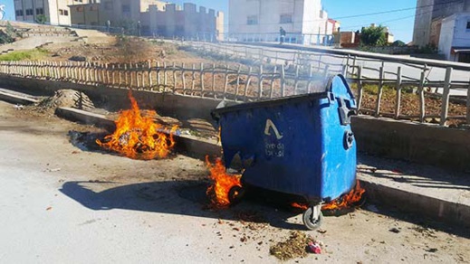 مجهولون يحرقون حاويات الأزبال بالناظور ومواطنون ينددون مجهولون يحرقون حاويات الأزبال بالناظور ومواطنون ينددون