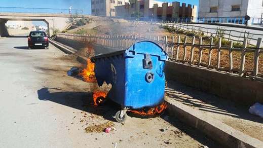مجهولون يحرقون حاويات الأزبال بالناظور ومواطنون ينددون 
