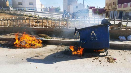 مجهولون يحرقون حاويات الأزبال بالناظور ومواطنون ينددون مجهولون يحرقون حاويات الأزبال بالناظور ومواطنون ينددون