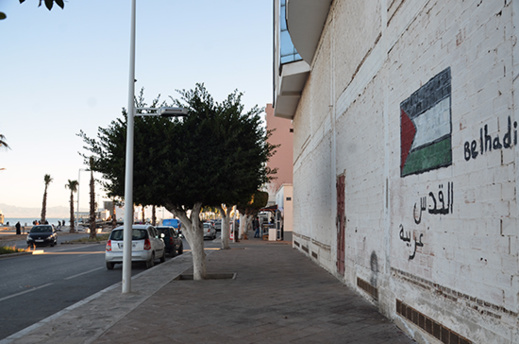 متعاطف مجهول يؤثث فضاء كورنيش الناظور بـ"الراية الفلسطينية" عقب إعلان أمريكا المشؤوم حول القدس