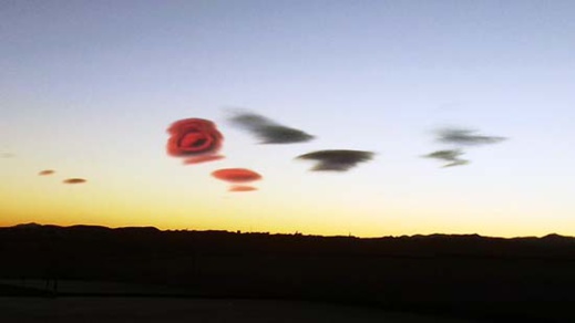 بالصور.. لوحة جميلة رسمت على سماء الناظور أثناء الغروب تثير فضول المواطنين بالصور.. لوحة جميلة رسمت على سماء الناظور أثناء الغروب تثير فضول المواطنين