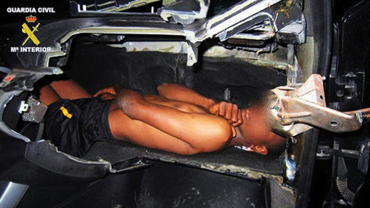 اعتقال مواطن مغربي بمعبر مليلية أثناء محاولته تهجير طفل في الـ 12 من العمر اعتقال مواطن مغربي بمعبر مليلية أثناء محاولته تهجير طفل في الـ 12 من العمر