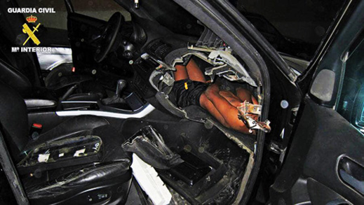 اعتقال مواطن مغربي بمعبر مليلية أثناء محاولته تهجير طفل في الـ 12 من العمر اعتقال مواطن مغربي بمعبر مليلية أثناء محاولته تهجير طفل في الـ 12 من العمر