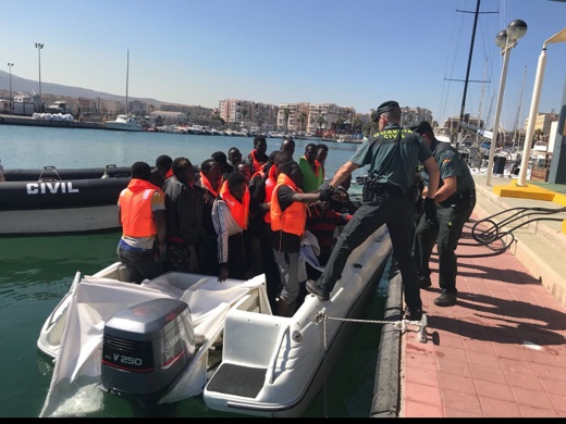 بالصور.. وصول قارب مطاطي على متنه 34 مهاجرا سريا الى مليلية قادما من سواحل الناظور 