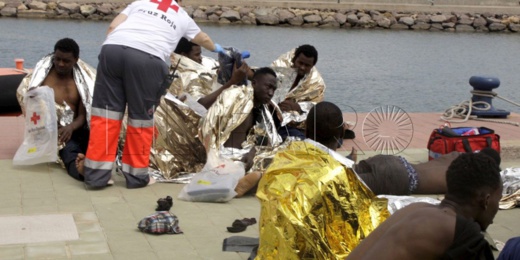 بالصور.. وصول قارب مطاطي على متنه 34 مهاجرا سريا الى مليلية قادما من سواحل الناظور بالصور.. وصول قارب مطاطي على متنه 34 مهاجرا سريا الى مليلية قادما من سواحل الناظور