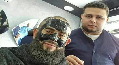 صورة للشيخ المغربي المعروف "رضوان" وهو يضع قناعا تجميليا نسائيا على وجهه تثير الفايسبوك صورة للشيخ المغربي المعروف "رضوان" وهو يضع قناعا تجميليا نسائيا على وجهه تثير الفايسبوك