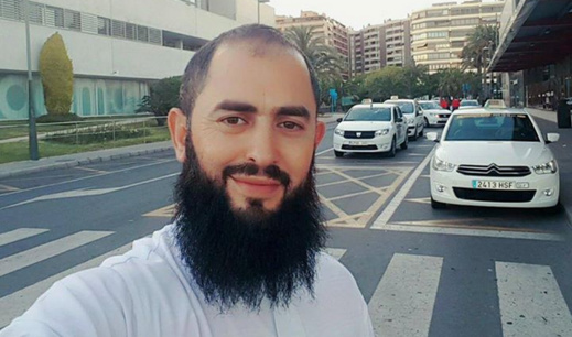 صورة للشيخ المغربي المعروف "رضوان" وهو يضع قناعا تجميليا نسائيا على وجهه تثير الفايسبوك