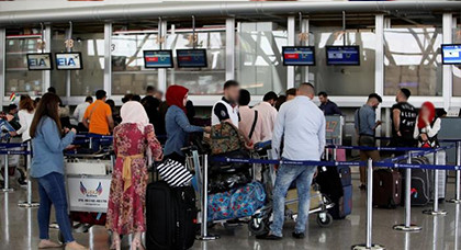 بالفيديو .. طائرة قادمة من أوروبا تتسبب في ضياع حقائب 60 مسافرا مغربيا بالفيديو .. طائرة قادمة من أوروبا تتسبب في ضياع حقائب 60 مسافرا مغربيا