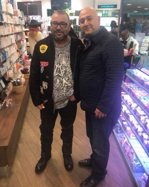 إطلالة جديدة للملك من صيدلية بباريس إطلالة جديدة للملك من صيدلية بباريس