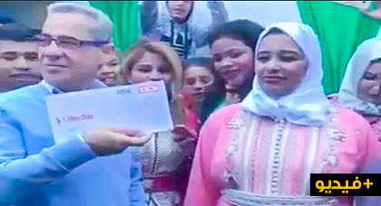 بالفيديو.. بائعة متجولة مغربية تفوز بشيك قيمته مليار سنتيم بالفيديو.. بائعة متجولة مغربية تفوز بشيك قيمته مليار سنتيم