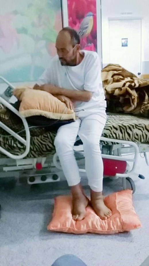 الفنان القدير عمر خلوقي يرقد بالمستشفى بالناظور إثر مرض إشتد به فهل يبادر وزير الثقافة لعيادته؟