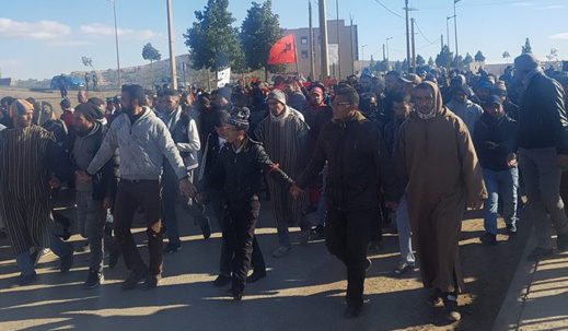 الاحتجاجات تعود إلى جرادة وسط تهديدات بتدخل الأمن الاحتجاجات تعود إلى جرادة وسط تهديدات بتدخل الأمن