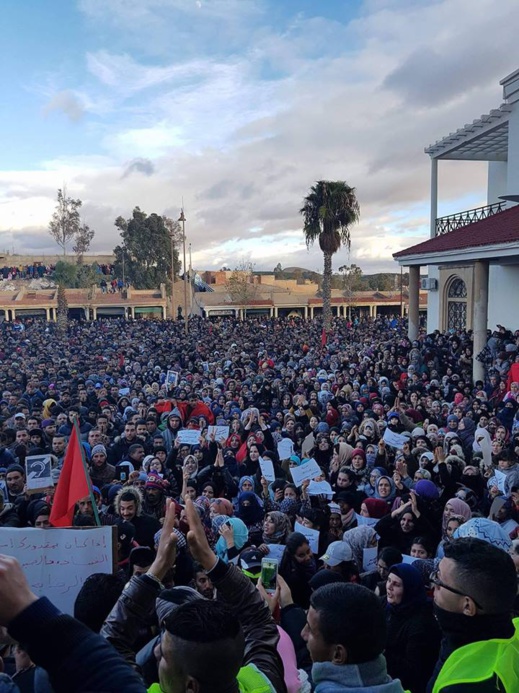 بالفيديو.. استمرار الاحتجاجات لليوم السادس على التوالي بمدينة جرادة بالفيديو.. استمرار الاحتجاجات لليوم السادس على التوالي بمدينة جرادة