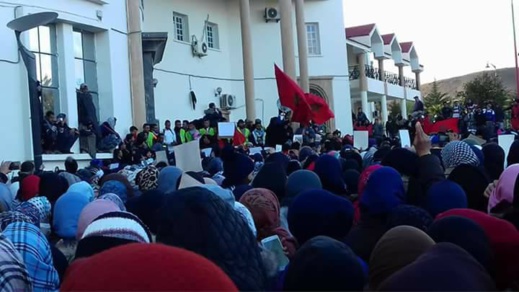 بالفيديو.. استمرار الاحتجاجات لليوم السادس على التوالي بمدينة جرادة بالفيديو.. استمرار الاحتجاجات لليوم السادس على التوالي بمدينة جرادة