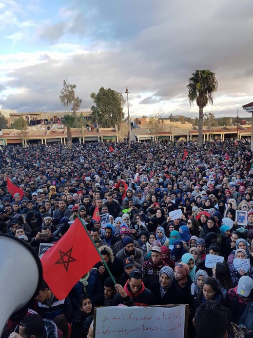 بالفيديو.. استمرار الاحتجاجات لليوم السادس على التوالي بمدينة جرادة بالفيديو.. استمرار الاحتجاجات لليوم السادس على التوالي بمدينة جرادة