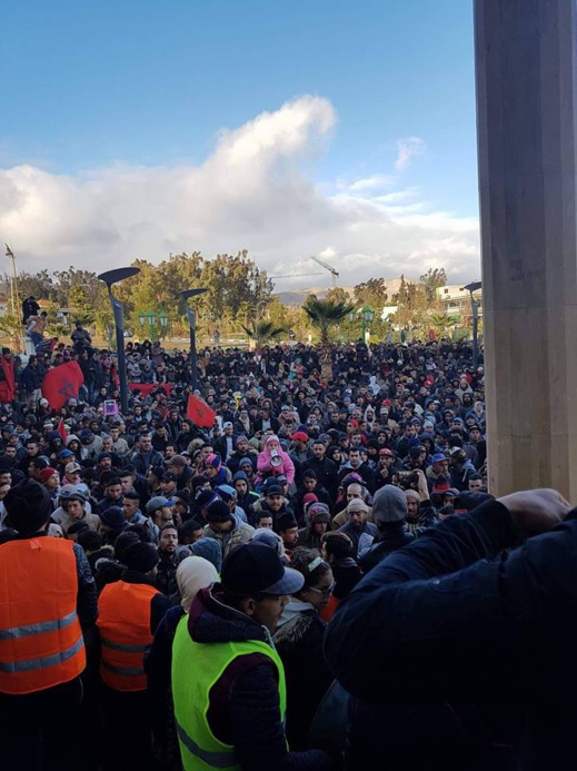 بالفيديو.. استمرار الاحتجاجات لليوم السادس على التوالي بمدينة جرادة بالفيديو.. استمرار الاحتجاجات لليوم السادس على التوالي بمدينة جرادة